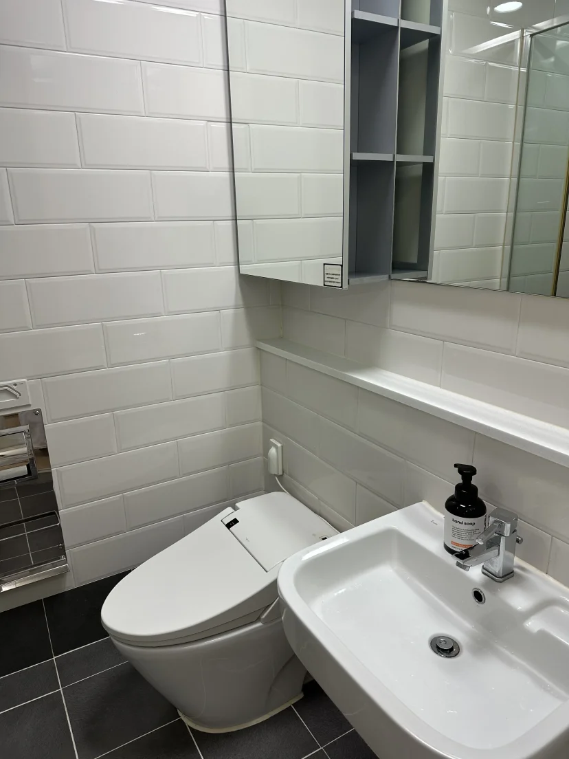 Clean, compact tiled bathroom (Listing ID : 45464)