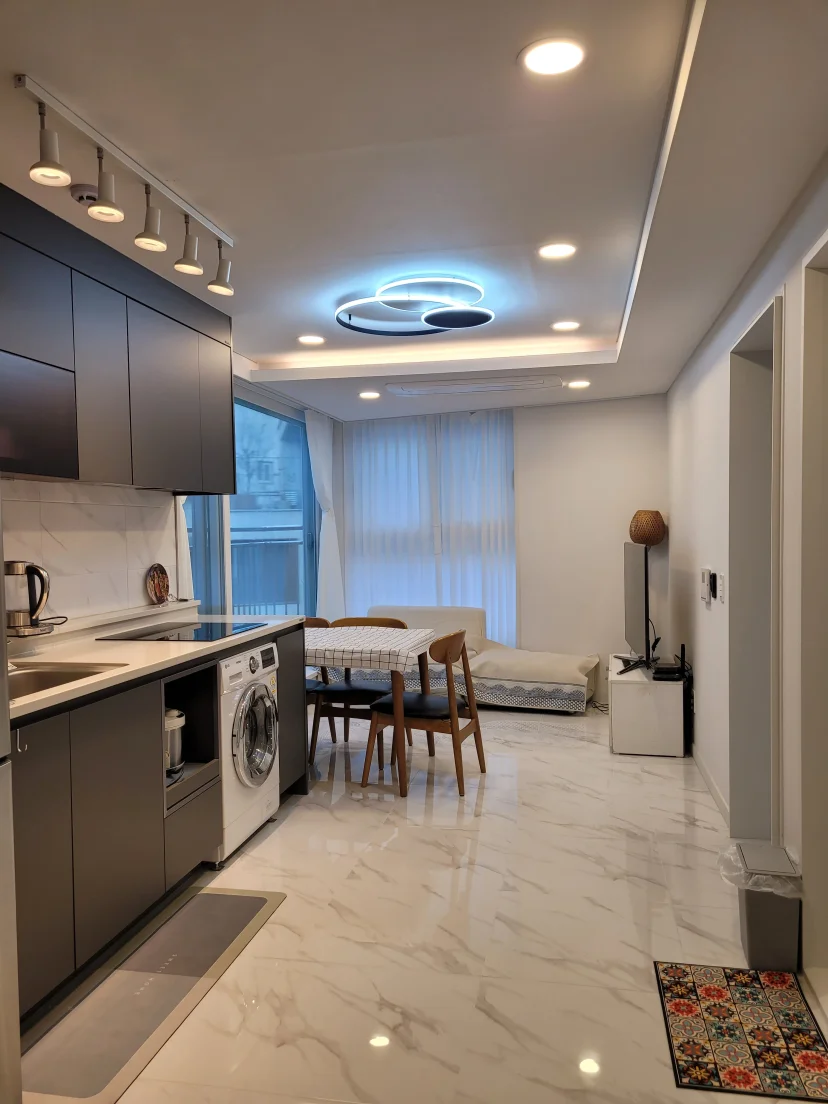 Open-plan living and dining area with a marble-look floor (Listing ID : 41157)