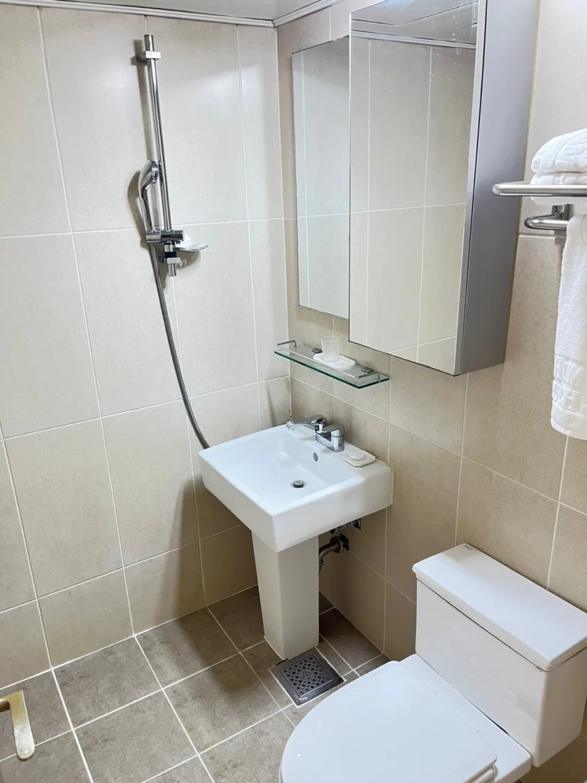 Compact bathroom with shower, pedestal sink, and toilet (Listing ID : 34007)