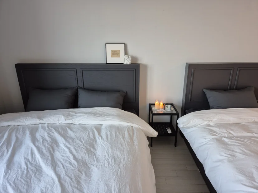 Bedroom with two twin beds and a shared nightstand (Listing ID : 46438)