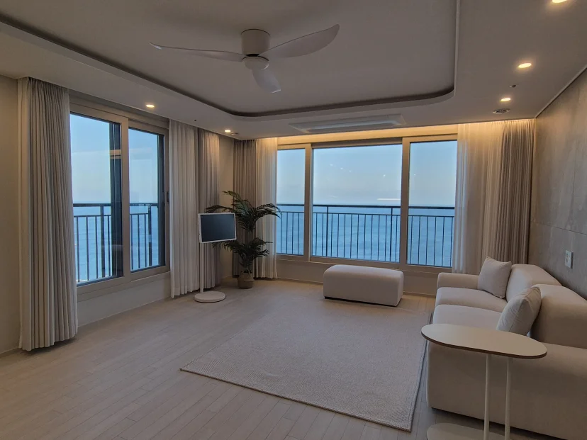 Living room seating facing the sea (Listing ID : 46438)