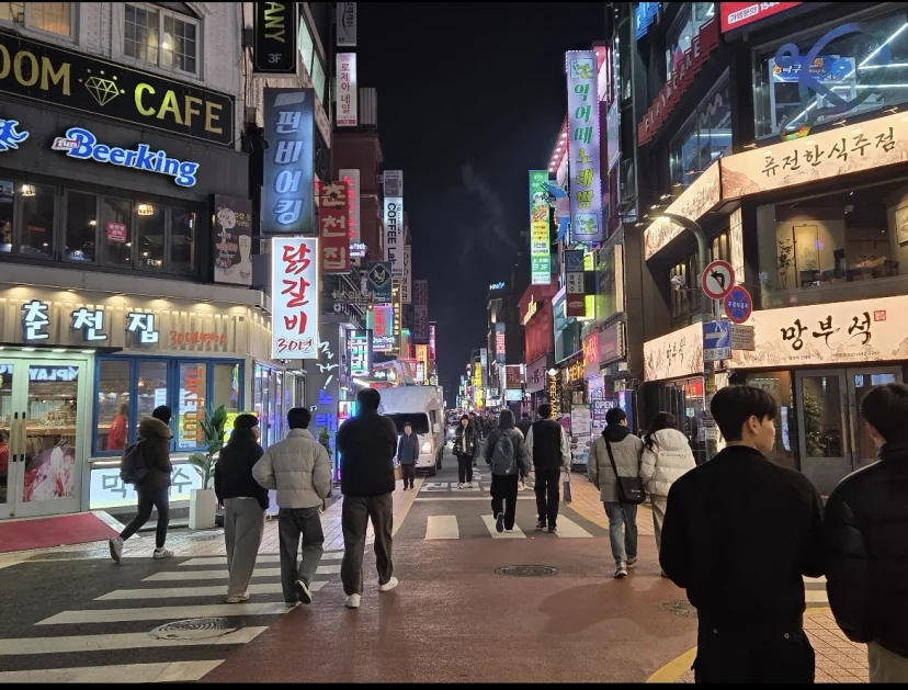 Nighttime street of shops and signs near Konkuk University Station (Listing ID : 46995)