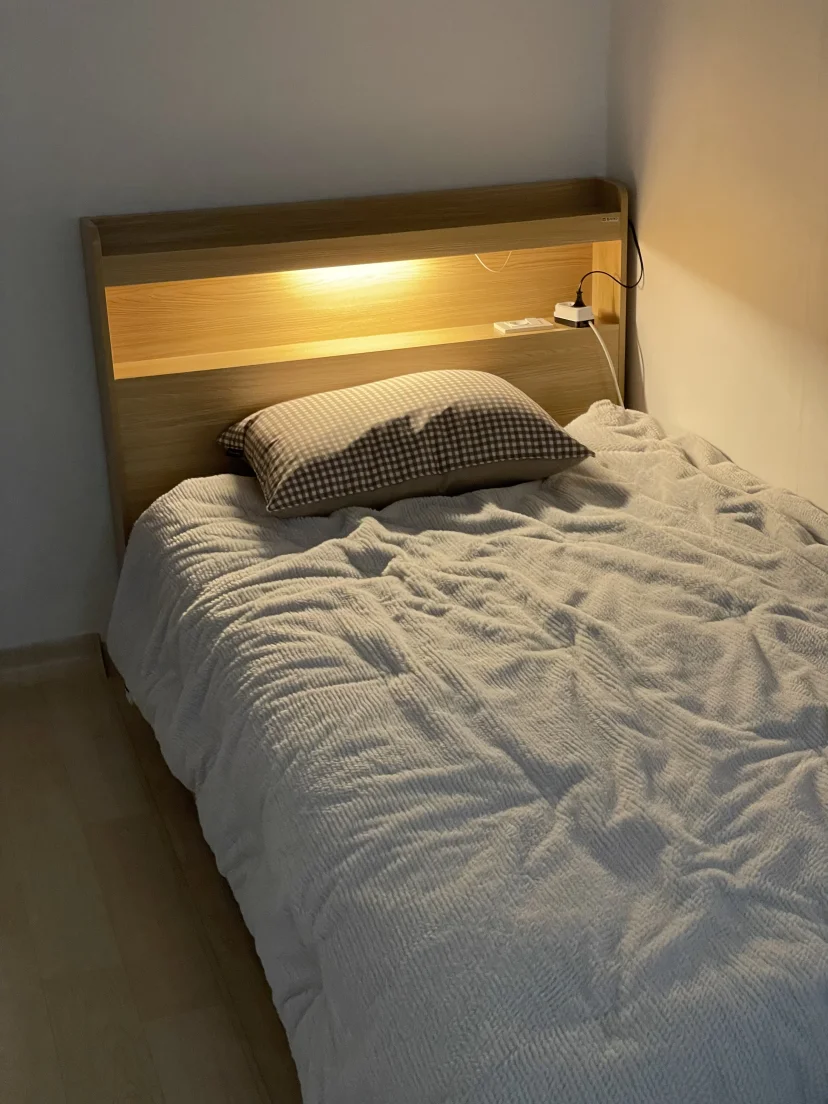 Single bed with a built-in headboard light and outlet (Listing ID : 46995)