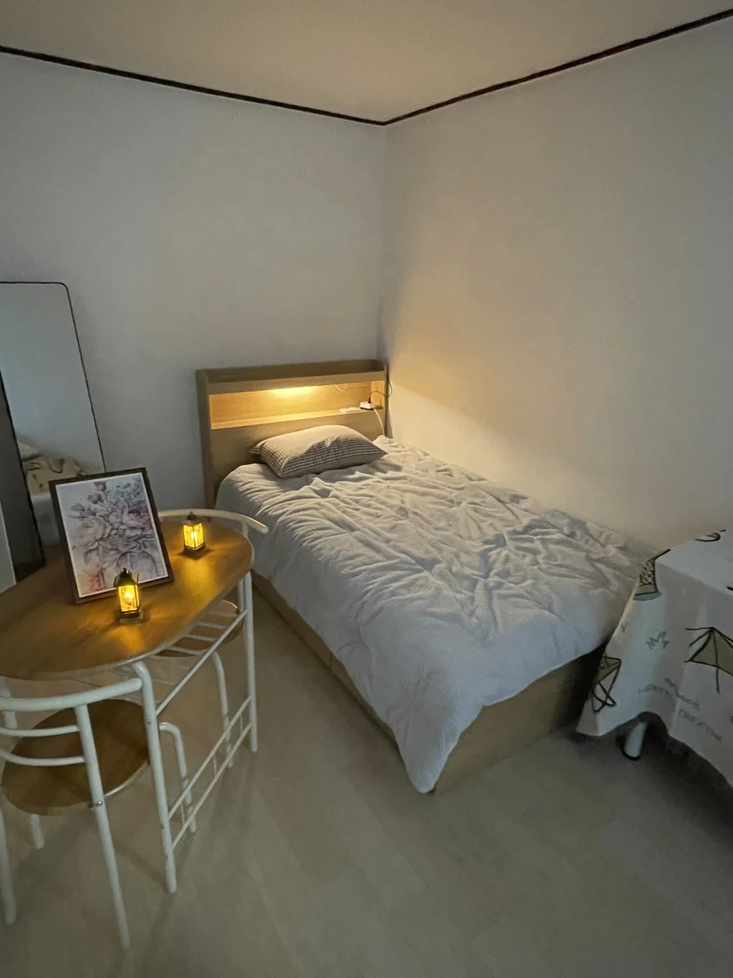 Cozy white-tone studio corner with a single bed and a round table (Listing ID : 46995)