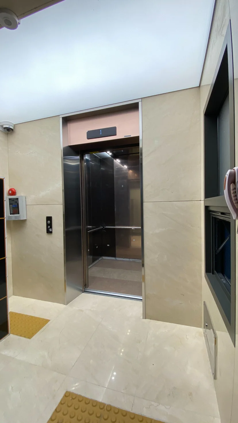 Building elevator lobby with marble-toned walls (Listing ID : 40239)