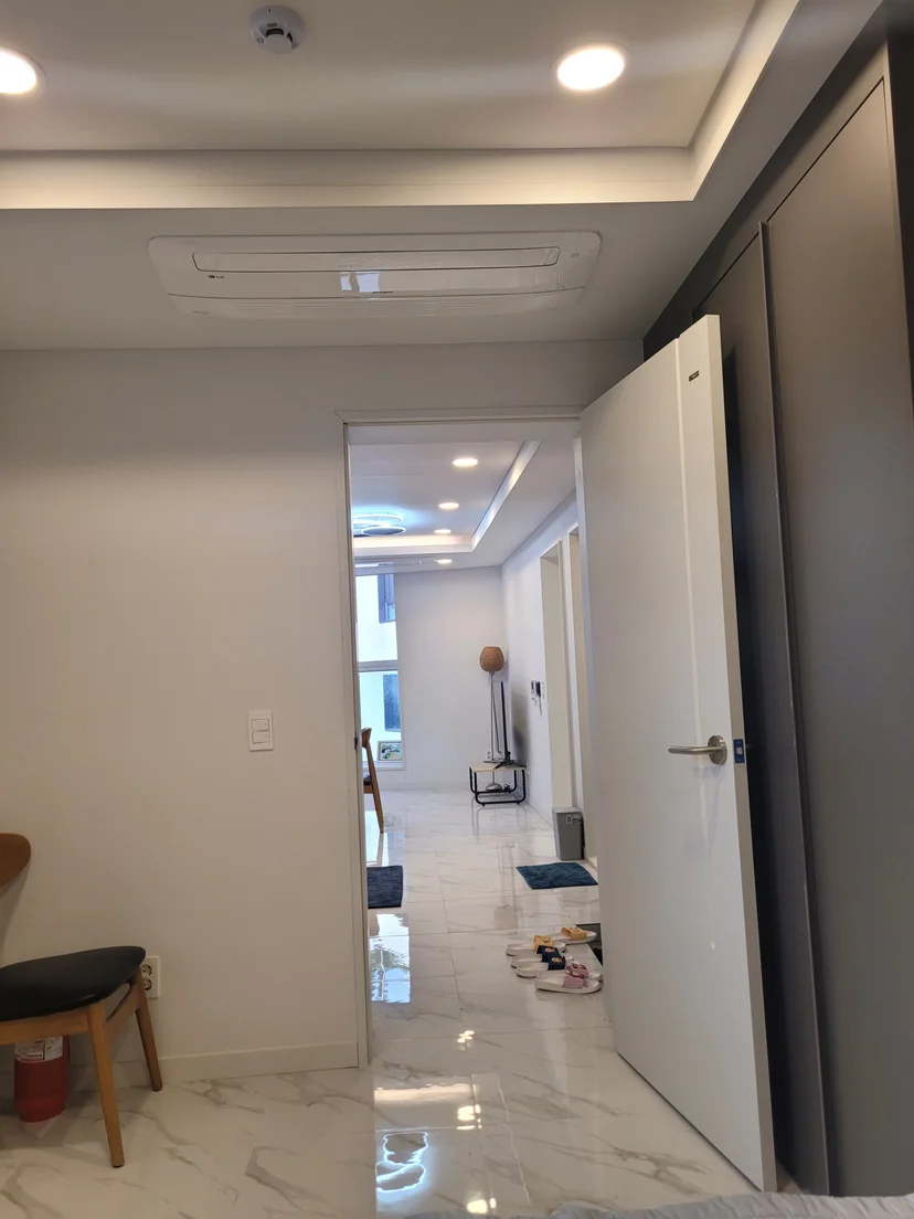 Entry hallway opening toward the living area (Listing ID : 41157)