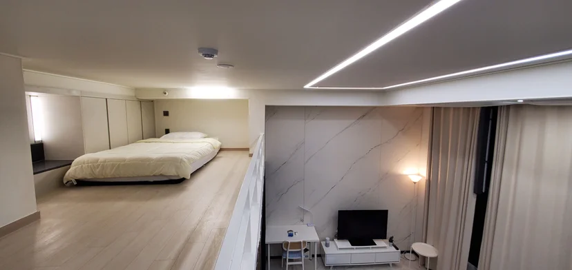 Upper loft sleeping area overlooking the living space below (Listing ID : 26402)