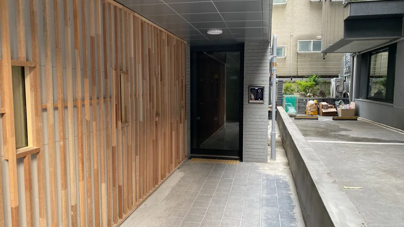 Wood-slat building exterior and alley entrance (Listing ID : 40239)