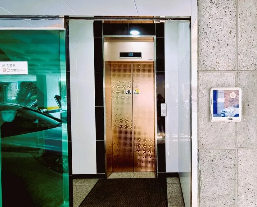 Building lobby with an elevator for step-free access (Listing ID : 32182)
