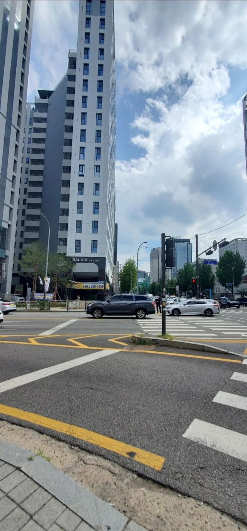 Wide street intersection beside the building (Listing ID : 26402)
