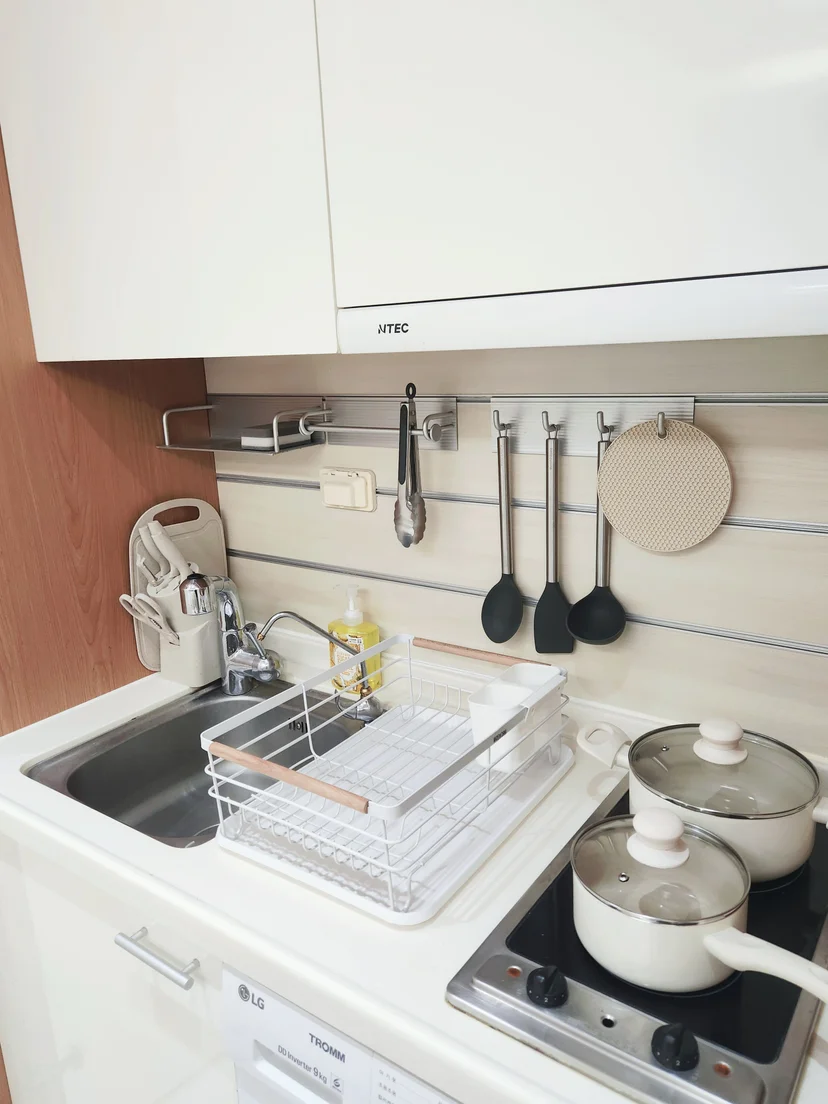Kitchenette with stainless sink, cooktop, pots, dish rack and utensils (Listing ID : 44317)