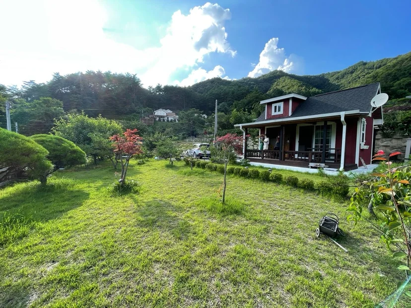 산을 배경으로 한 독채 전경