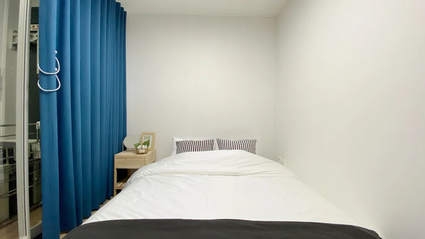 Bedroom with blue blackout curtains (Listing ID : 40239)