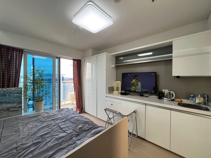 Studio with a bed, kitchenette and balcony door on a high floor (Listing ID : 35960)