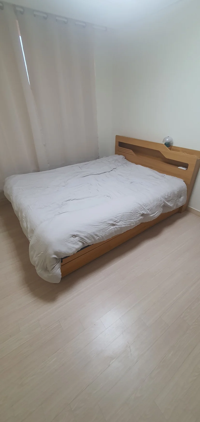 전주 한달살기 숙소 원목 프레임 침대와 흰 이불 침실