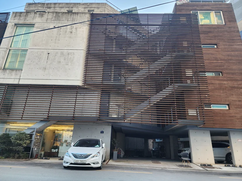 Front of the building from the street (Listing ID : 33665)