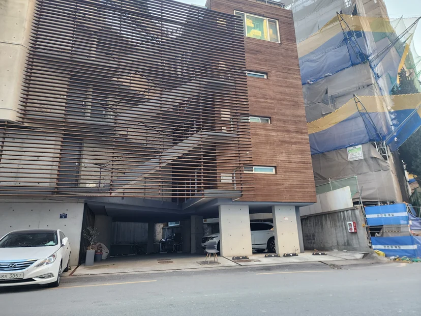 Wood-slat building seen from the street (Listing ID : 33665)