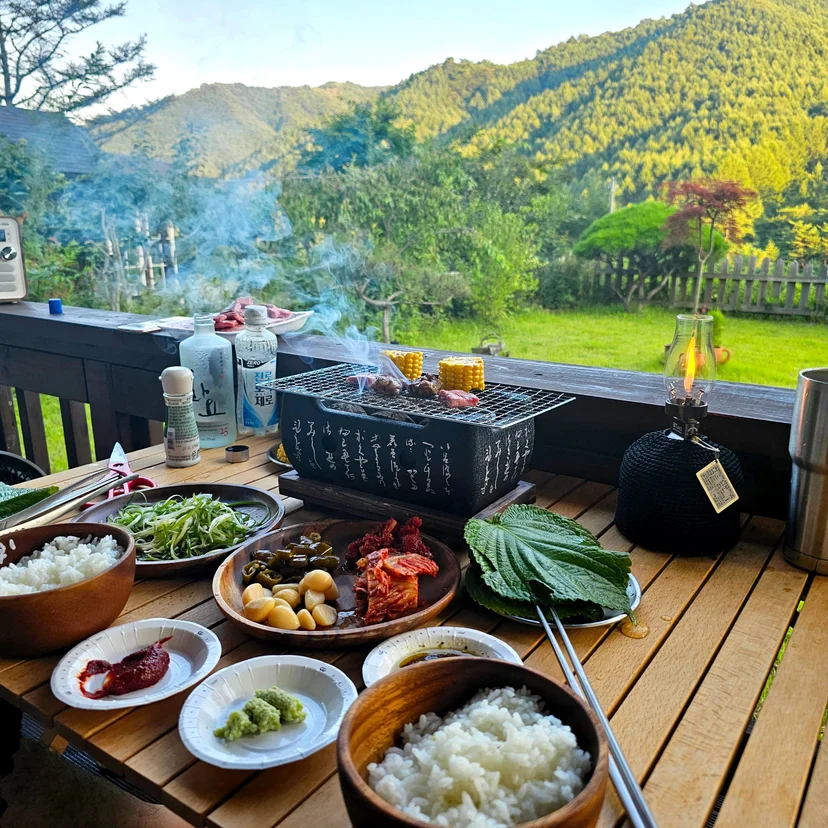 산 전망 데크에 차린 바베큐 한 상