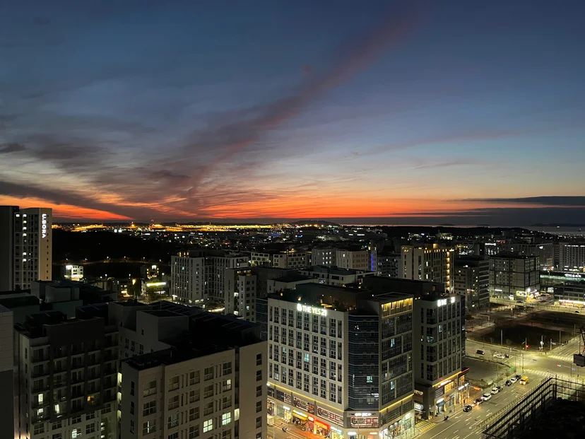 Dusk over the neighborhood lights seen from a high floor (Listing ID : 35960)