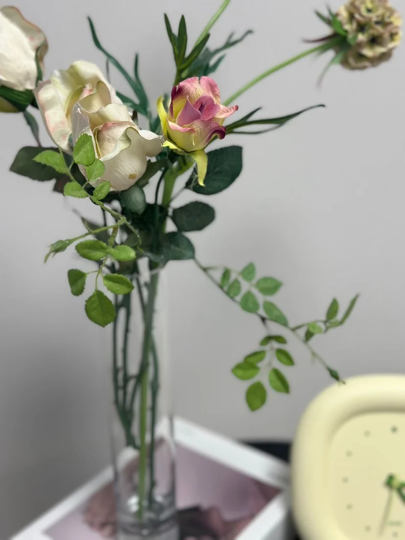 선반에 놓인 꽃병