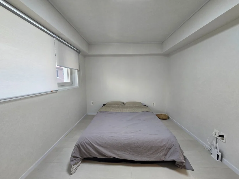 Minimalist bedroom with low bed and gray bedding (Listing ID : 32497)