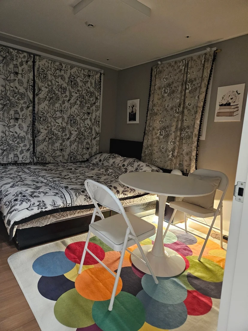 Bedroom with bed, table and folding chairs (Listing ID : 30308)