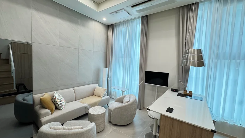 Bright living room with sofa, lounge chairs, and floor-to-ceiling windows (Listing ID : 30596)