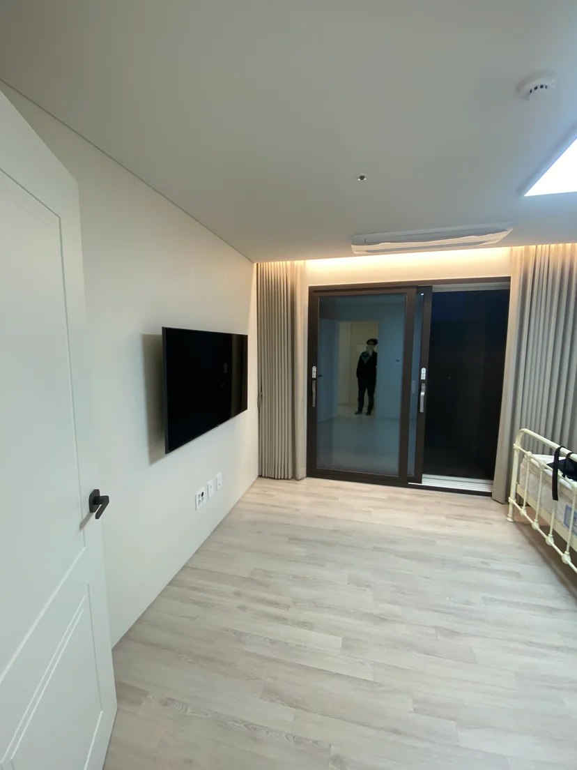 담양 한달살기 숙소 40850호 - TV와 통창이 있는 침실