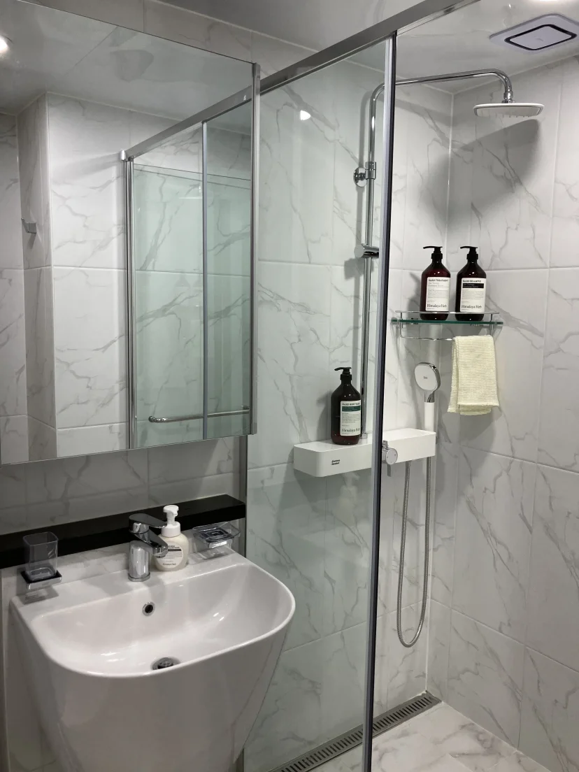 Bathroom with a pedestal sink, mirror cabinet and a glass-enclosed shower (Listing ID : 25414)