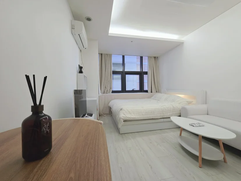 Bright studio with bed, sofa, low table, and desk (Listing ID : 44317)