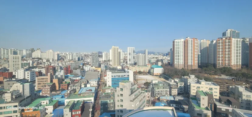 Daytime city skyline view of Yongsan rooftops from a high-floor window (Listing ID : 47450)