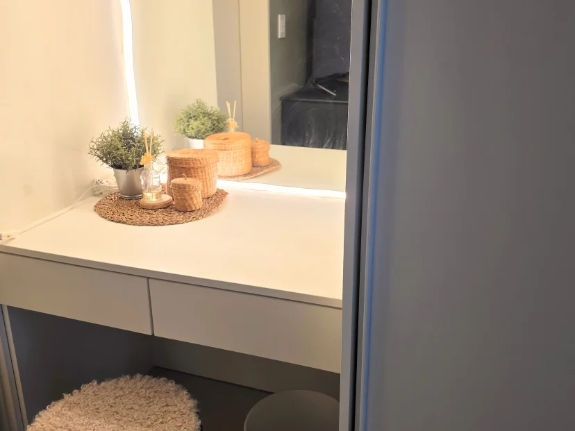 Dressing table with a mirror beside the wardrobe (Listing ID : 47901)