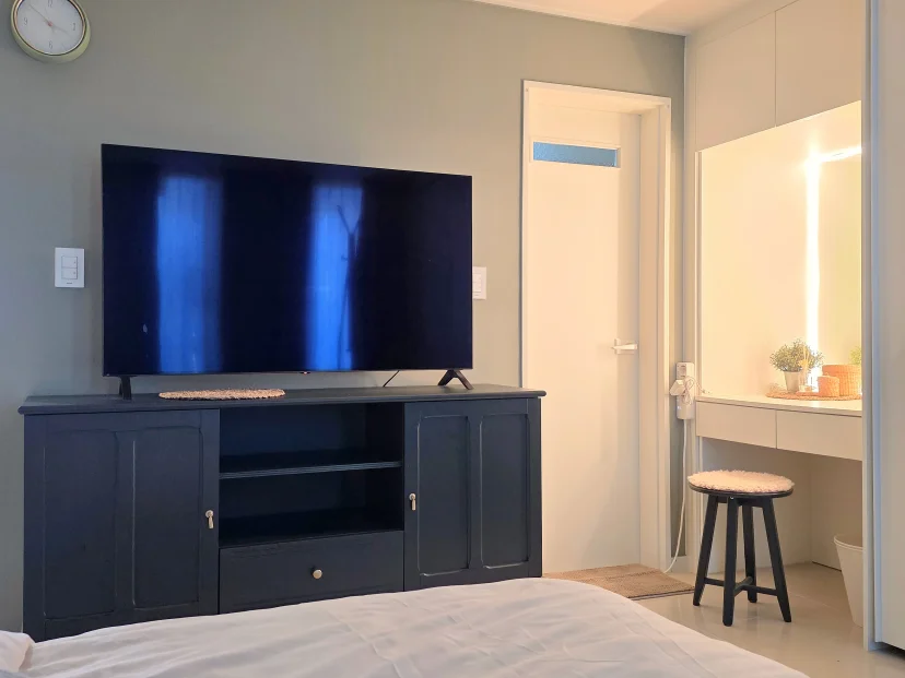 Bedroom with a wall TV and a dressing table (Listing ID : 47901)