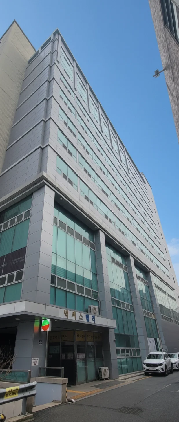 Mid-rise residential building exterior near Yongsan Station (Listing ID : 47450)