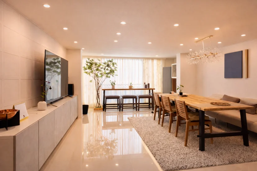 Spacious open-plan living and dining space with a wooden table (Listing ID : 47901)