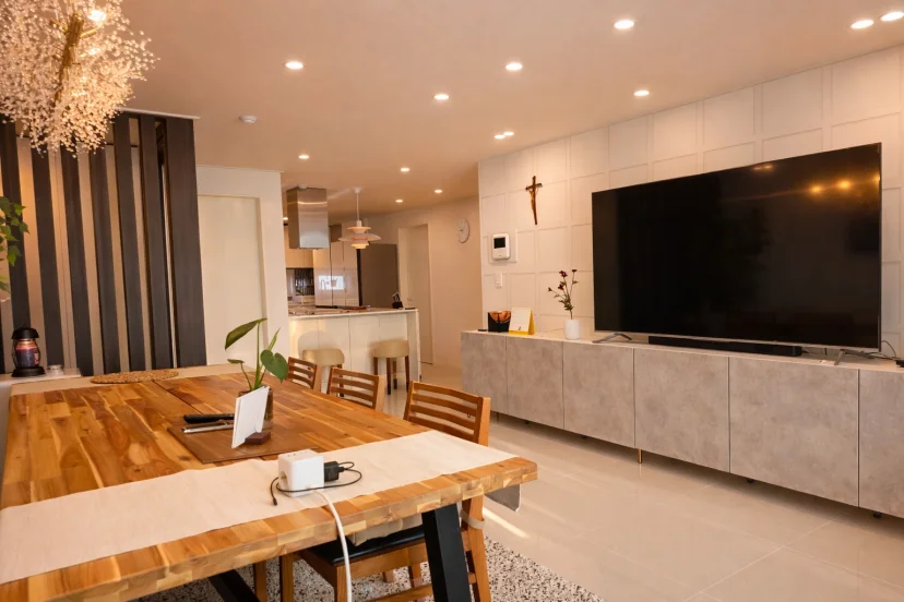 Living and dining area with a kitchen alongside (Listing ID : 47901)