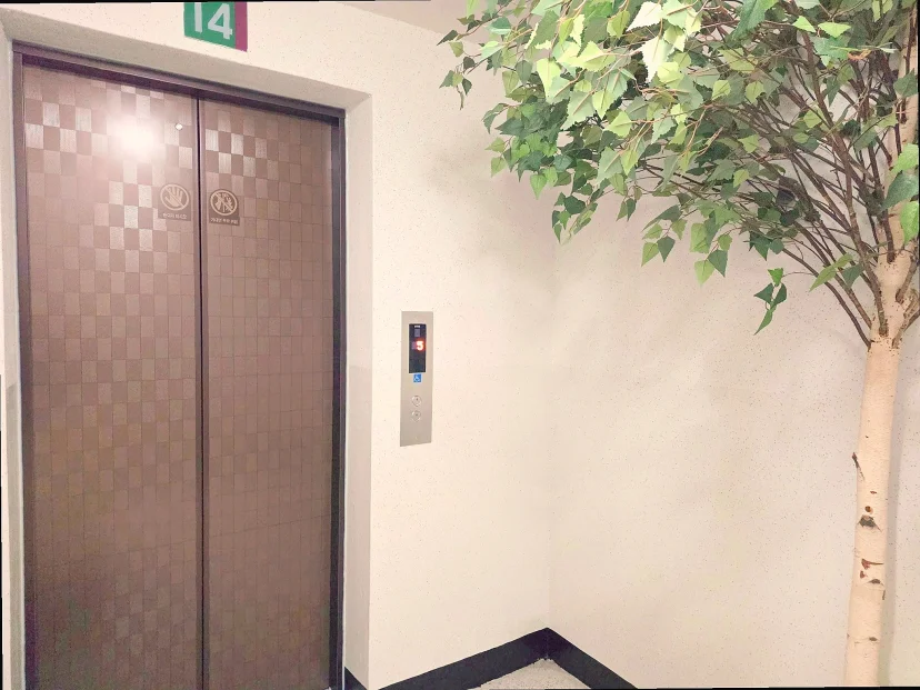 Shared elevator lobby in the building (Listing ID : 47901)