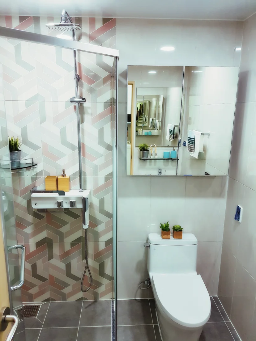 Modern bathroom with a glass shower, a tiled wall and a wall mirror (Listing ID : 25)