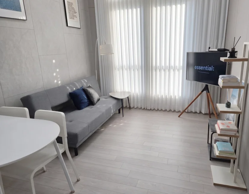 김포 풍무 단기임대 회색 소파와 TV 거실