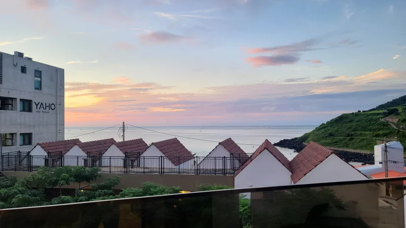 Sunset sea view toward Seowoobong from the terrace (Listing ID : 8342)
