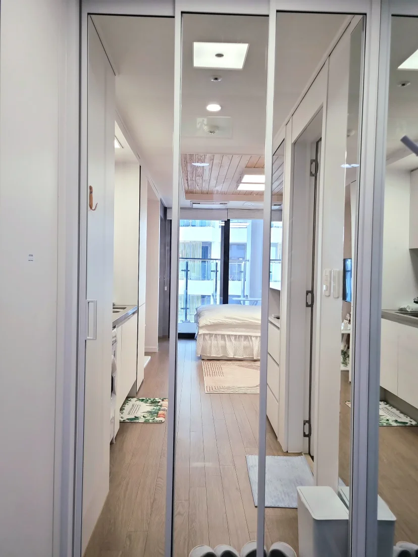 Mirrored hallway looking through to the bed and balcony (Listing ID : 12257)