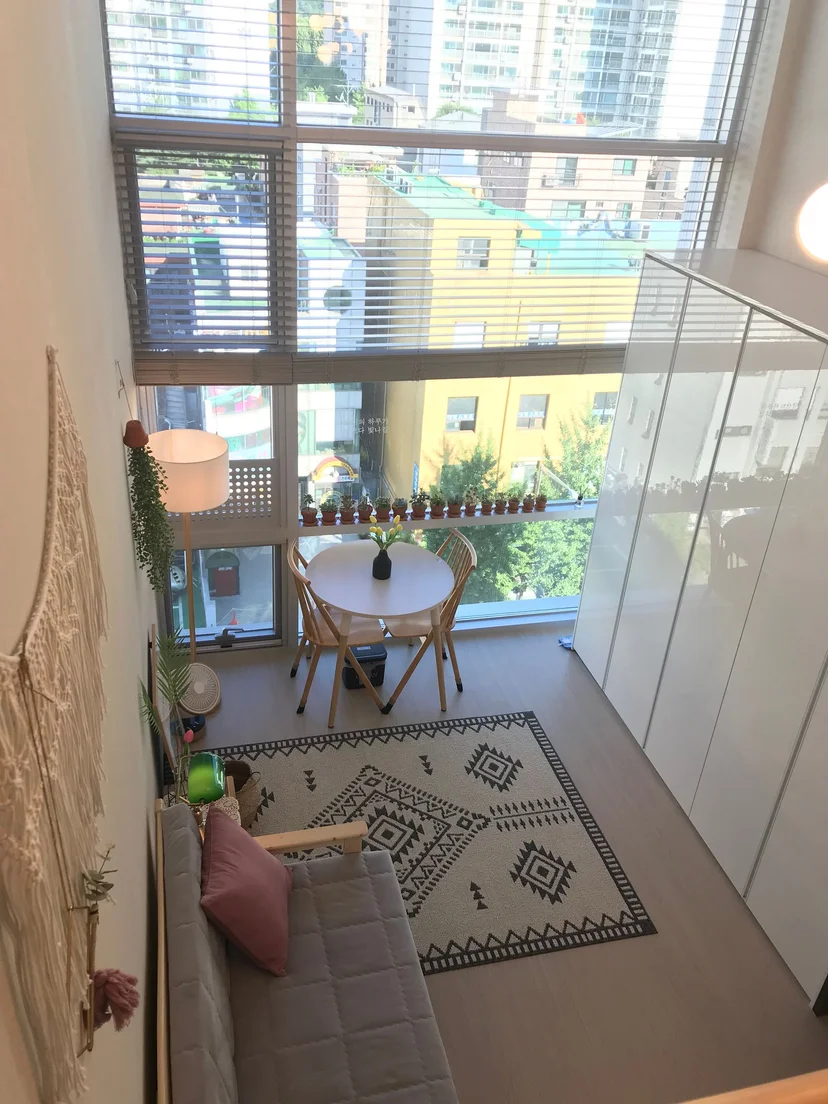 Interior view toward the full-height glass wall (Listing ID : 31163)