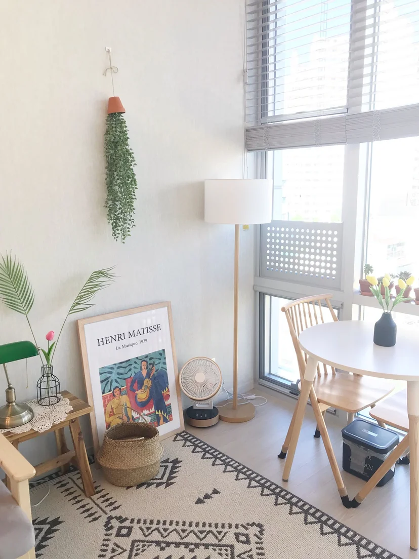 Dining corner with a round table by the window (Listing ID : 31163)