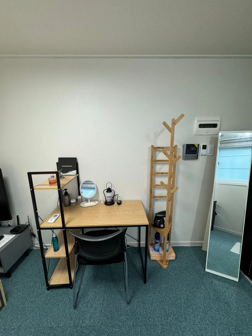 Wooden desk with a chair, a shelf unit and a full-length mirror in the studio (Listing ID : 17562)