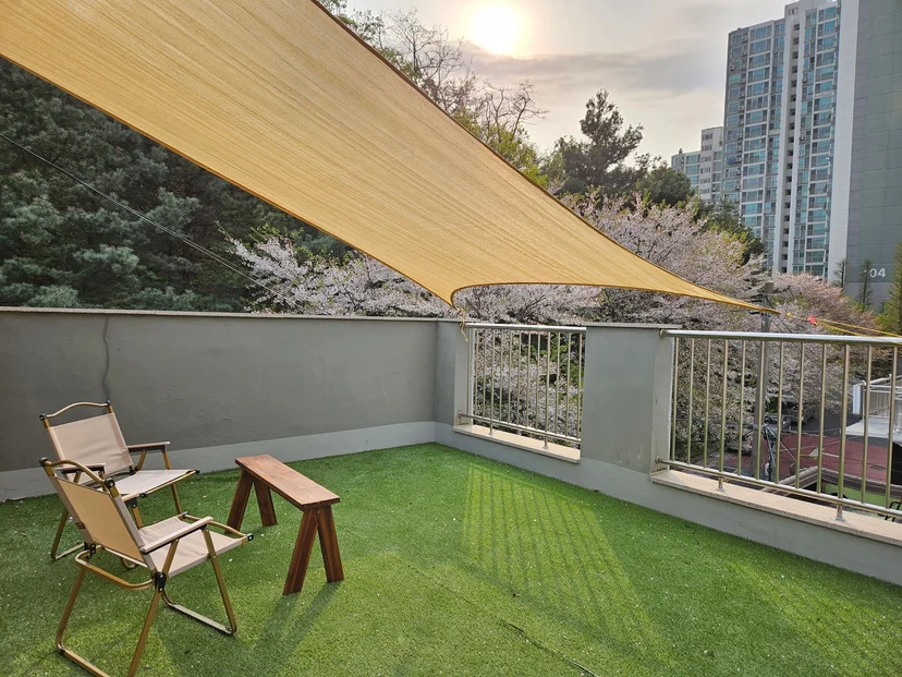 Rooftop terrace with artificial turf, folding chairs, a bench and a sun shade (Listing ID : 17562)