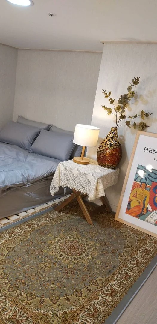 Sleeping area with a low platform bed and framed print (Listing ID : 31163)