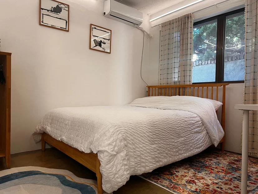 거실 펜던트 조명과 화이트 톤 인테리어