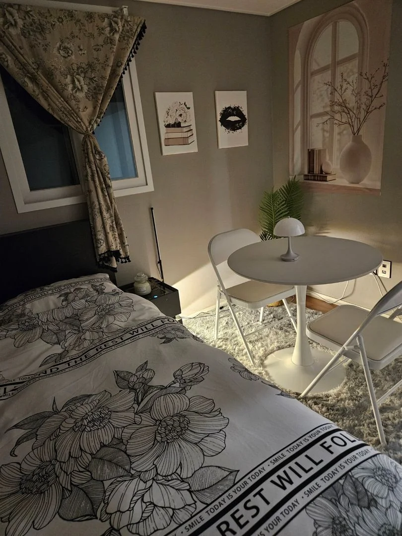 Bedroom corner with a small dining table (Listing ID : 30308)
