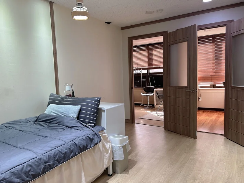 Bright separated studio with a bed and an inner room beyond sliding doors (Listing ID : 12332)