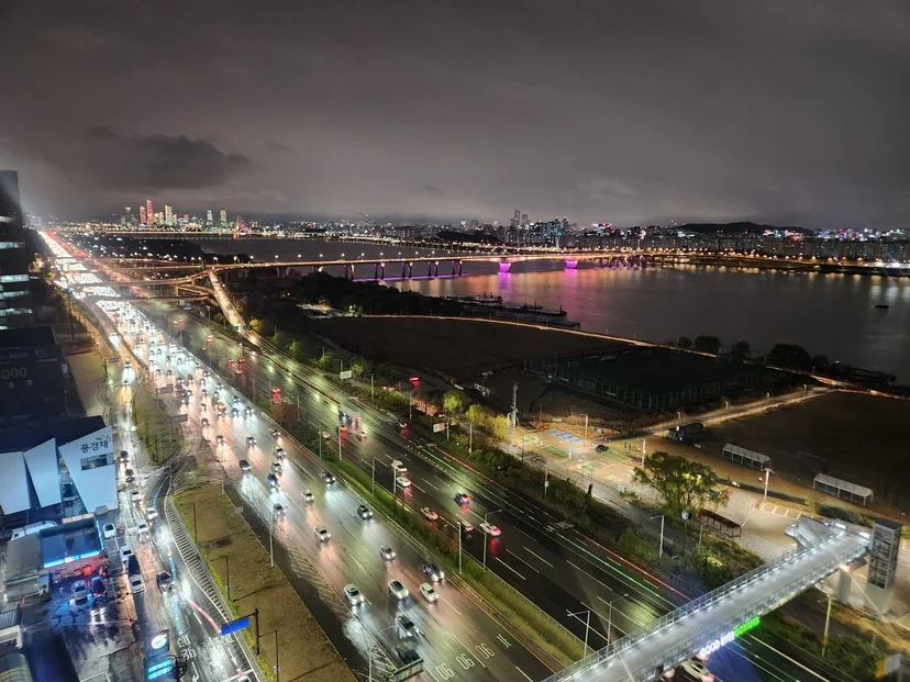 Night view of the Han River, an illuminated bridge and the city skyline from the unit (Listing ID : 32655)